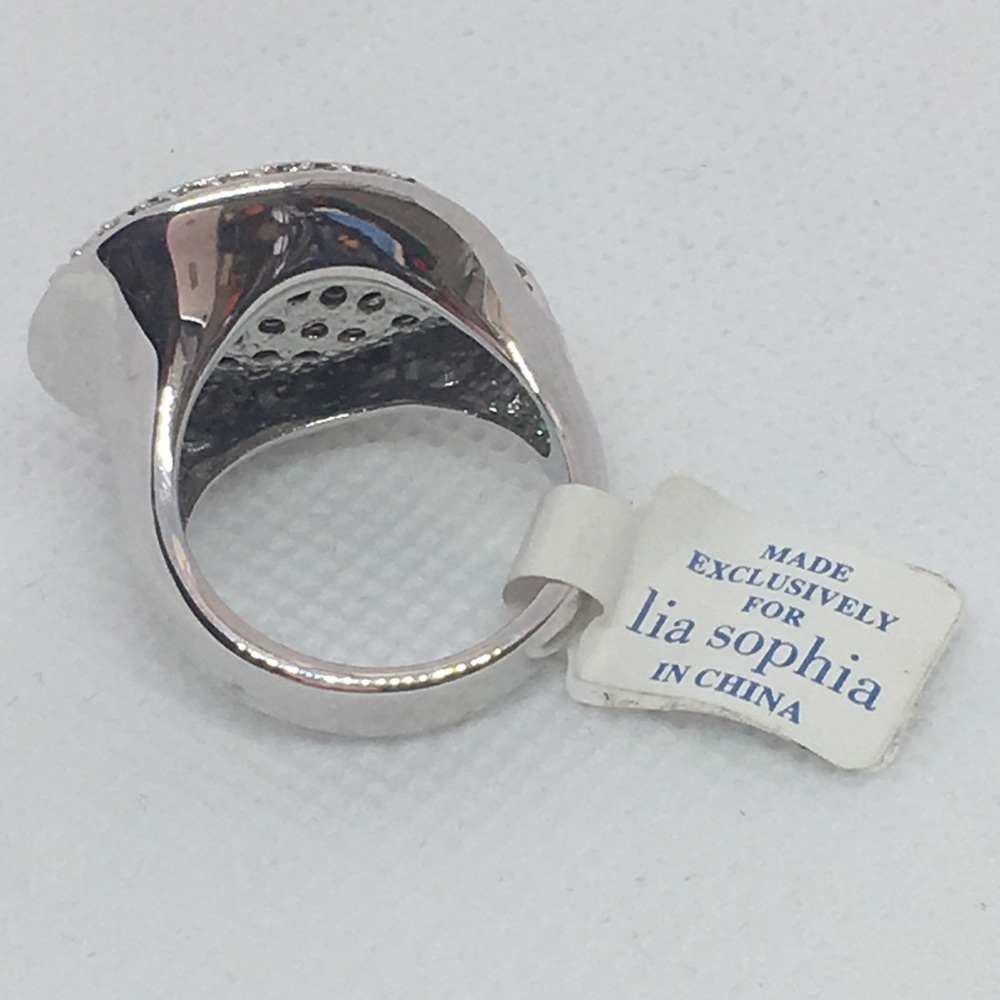 Showcase Ring - Picture 3 of 3